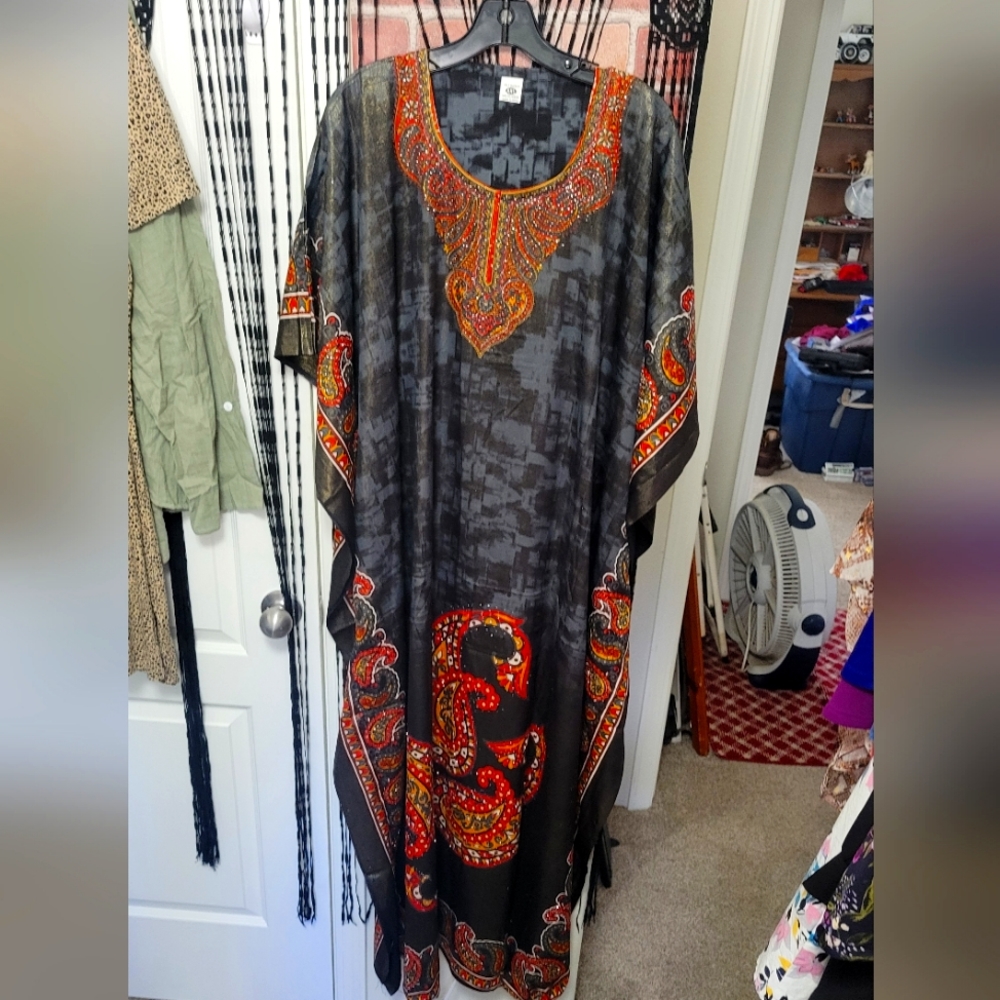 Women's Kaftan. Size XXL half sleeve. Beautiful colors and shimmer